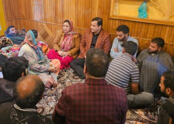 Sakina Itoo, Javid Dar condemn Ganderbal killings, meet family of slian Dr. Shahnawaz