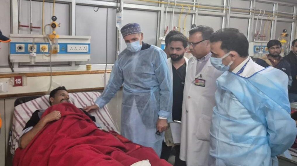 Chief Minister Omar visits SKIMS, assures best care for civilians injured in Gagangeer