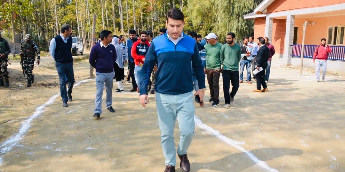 Secretary RDD tours Budgam; visits panchayat bhawan, PRI residential quarters, Kanihama Craft village