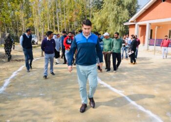 Secretary RDD tours Budgam; visits panchayat bhawan, PRI residential quarters, Kanihama Craft village