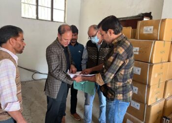 Director Law Enforcement J&K along-with team inspects pesticide, fertilizer dealers in Central & South Kashmir