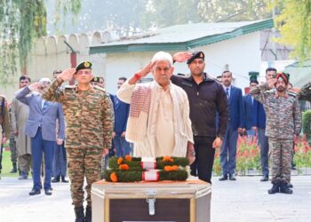 Lieutenant Governor Shri Manoj Sinha laid wreath and paid homage to the brave soldiers and Defence Porters who made the supreme sacrifice in the service to the nation in Butapathri Sector