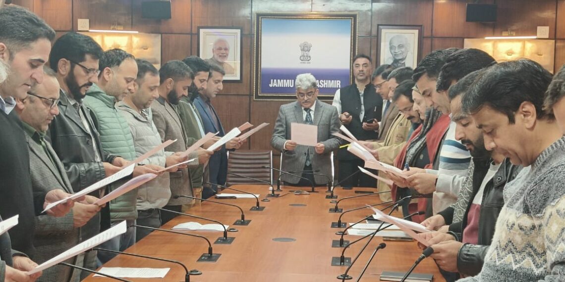 Dulloo administers ‘Unity Pledge’ to Civil Secretariat employees