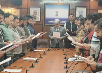 Dulloo administers ‘Unity Pledge’ to Civil Secretariat employees