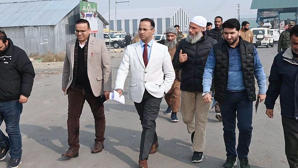 DC Shopian visits Aglar Fruit Mandi at Shopian