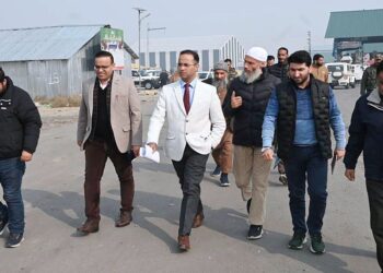 DC Shopian visits Aglar Fruit Mandi at Shopian