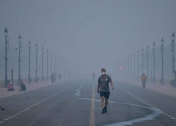 Delhi Govt orders primary schools to shift to online classes amid severe AQI