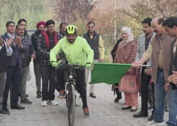 Director Agriculture flags-off Bicycle Man of India on a cycle ride under Mission Organic Kashmir