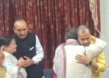 Ghulam Nabi Azad & His Wife Mrs. Shameema Azad visits Vishal Chopra Residence ,offers Condolence