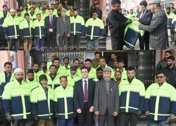 DC Kulgam distributes winter gear among Sanitation staff
