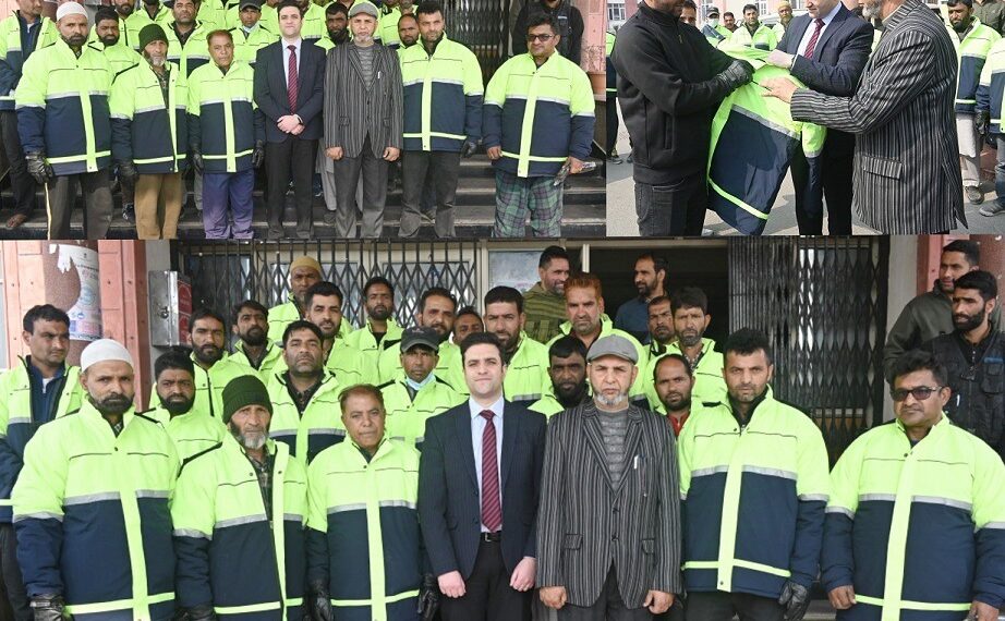 DC Kulgam distributes winter gear among Sanitation staff