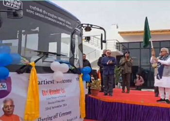Union Minister Khattar flags off NTPC green hydrogen buses at Leh