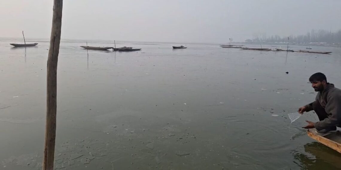 Frozen Wular Lake halts fishermen’s work as Chillai-Kalan grips Bandipora