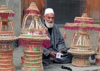 Kashmiri artisan redefines traditional Kangri craft with artistic innovations