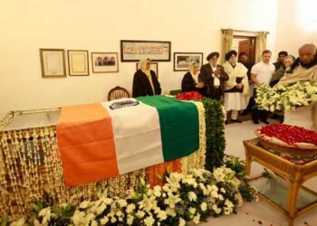 Kharge, Sonia, Rahul, Priyanka pay last respects to Manmohan at his residence