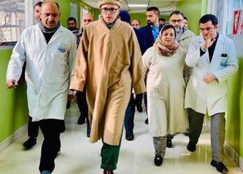 JK CM conducts surprise inspections at premier health institutions in Srinagar