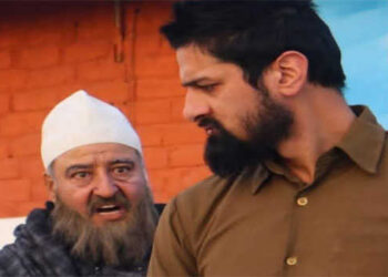 Artists enthrall audience with back to back open air stage plays in Srinagar