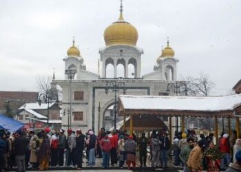 Devotees gather at Gurudwara Chatti Padshahi to observe Guru Gobind Singh’s birth anniversary