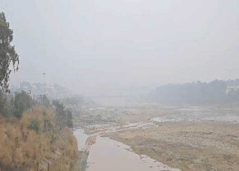 Sun plays hide and seek as dense fog grips Jammu