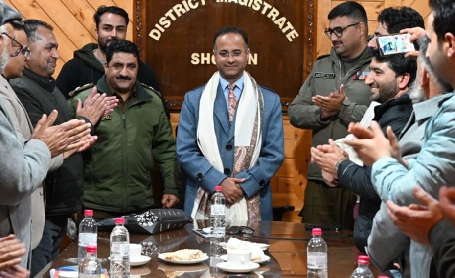 Outgoing DC Shopian Shahid Saleem gets enthusiastic farewell