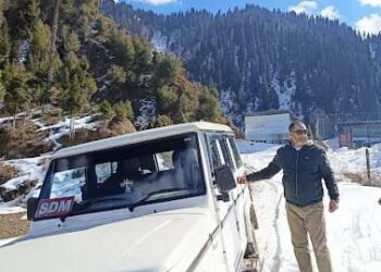 SDM Karnah Leads Snow Clearance Operation on Baghballa-Nagina Road