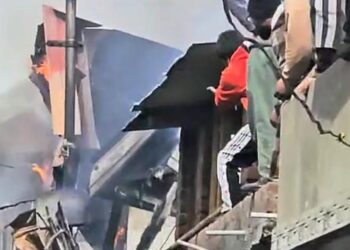 Massive fire engulfs 4 residential structures in Palpora Noorbagh