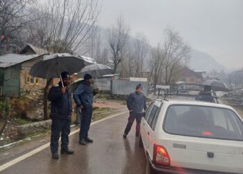 Traffic Police Karnah Ensures Road Safety Amid Heavy Rainfall, Civil Society Expresses Gratitude.