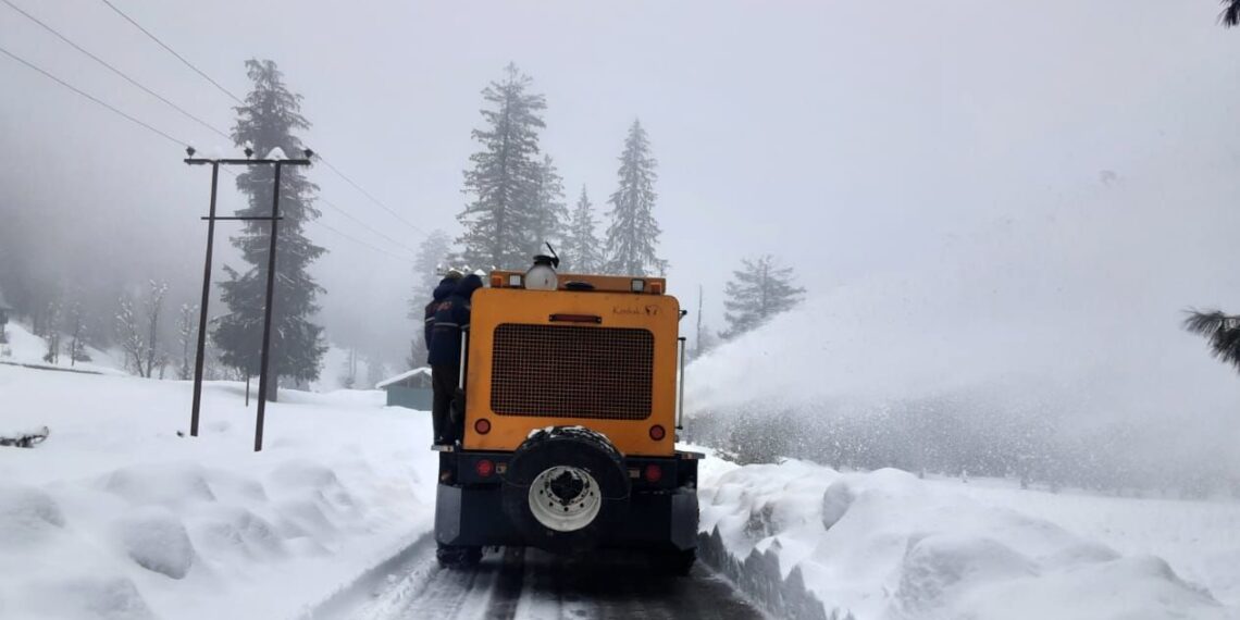 Karnah-Kupwara Highway Blocked for Seventh Day, Residents Face Power Crisis and Food Shortage.