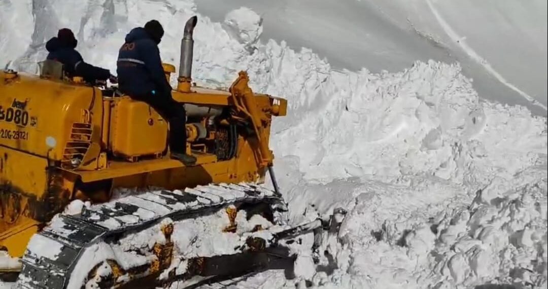 Tangdhar-Chowkibal Road Closed Again After Heavy Snowfall, Restoration Underway