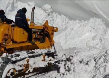 Tangdhar-Chowkibal Road Closed Again After Heavy Snowfall, Restoration Underway