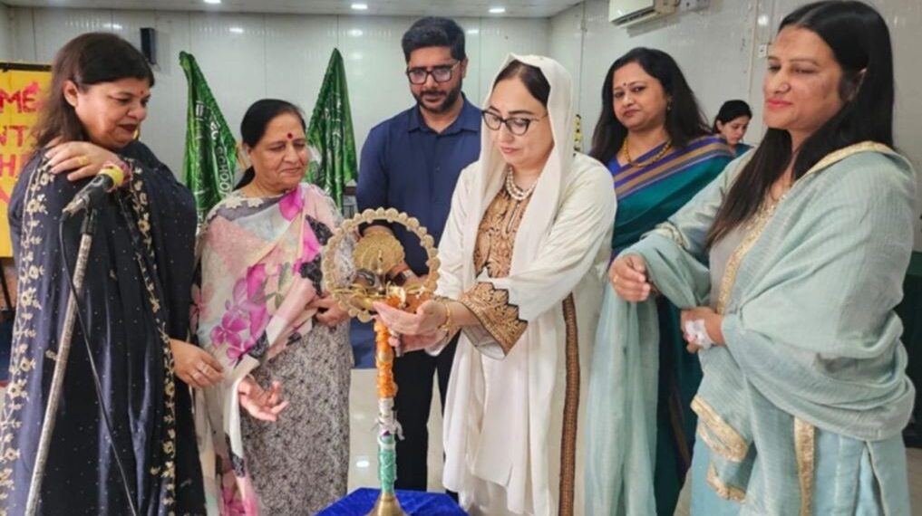 Dr Darakhshan felicitates educationists & the students during the investiture ceremony at ASN School Jammu