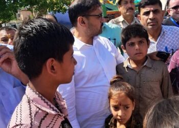 Satish Sharma visits relief camps, meets displaced border residents