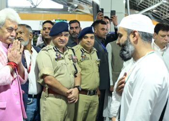 “Prayed for Peace, Prosperity”: LG Sinha Sees Off First Batch of Hajj Pilgrims from Srinagar Airport