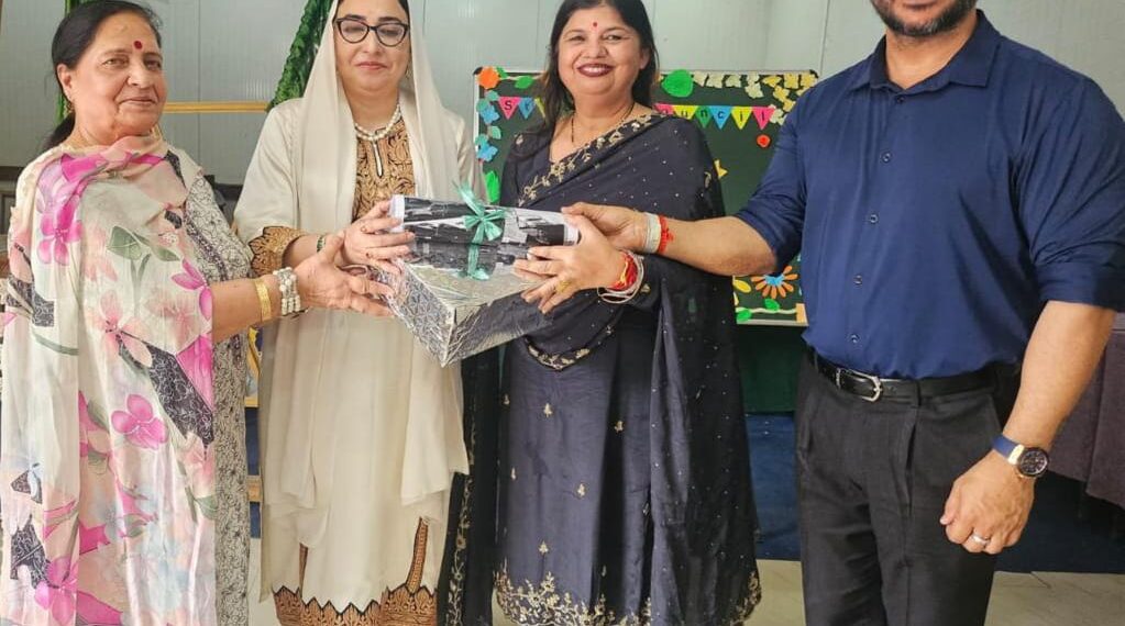 Dr Darakhshan felicitates educationists & the students during the investiture ceremony at ASN School Jammu