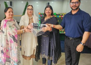 Dr Darakhshan felicitates educationists & the students during the investiture ceremony at ASN School Jammu
