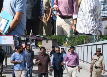 DC Shopian Reviews Town Development Projects, Emphasizes Timely Completion and Vendor Rehabilitation