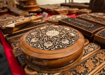 WALNUT WOOD ARTEFACTS