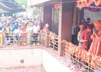 LG pays obeisance to Mata Kheer Bhawani