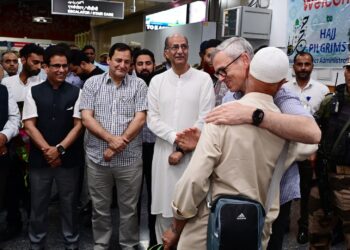 First Flight of 178 Hajj Pilgrims Lands in Srinagar, CM Omar Abdullah Receives Returnees