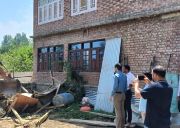 15 Marlas of Kahcharai Land Retrieved During Anti-Encroachment Drive in Turigam Kulgam