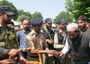 SSP Srinagar Greets People, Distributes Sweets at Hazratbal on Eid
