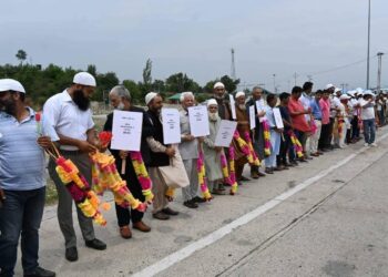 First Batch Of Amarnath Yatra 2025 Pilgrims Warmly welcomed at Nayug Tunnel Qazigund