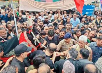 LG Sinha joins Youm-e-Ashoora’s Zuljinah procession at Botakadal, Downtown Srinagar