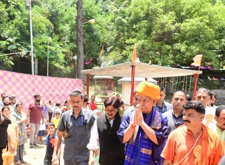 Lieutenant Governor attends Harbah Utsav, pays obeisance at Mata Sidh Lakshmi Temple at Lok Bhawan, Anantnag