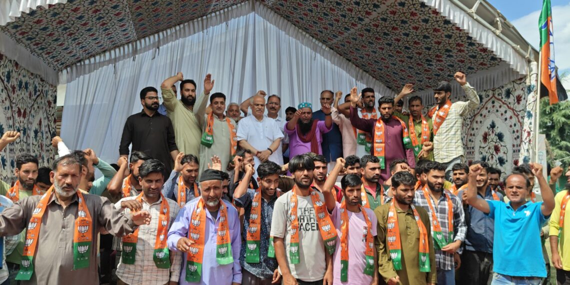 Hundreds join BJP in Halmatpora and Handwara