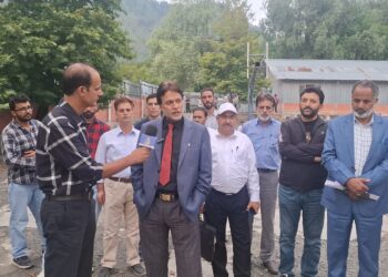 CEO Kupwara Wraps Up Karnah Visit, Calls for Dedication & Quality in Teaching