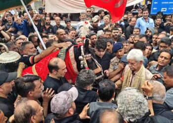 Youm-e-Ashura: LG Sinha Attends Zuljanah Procession in Sgr, Distributes Water to Mourners