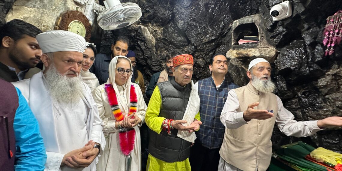 Dr Indresh Kumar, Dr Darakhshan Andrabi Visit Aishmuqam Ziyarat, Pray for Harmony