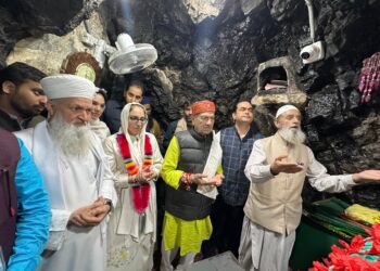 Dr Indresh Kumar, Dr Darakhshan Andrabi Visit Aishmuqam Ziyarat, Pray for Harmony