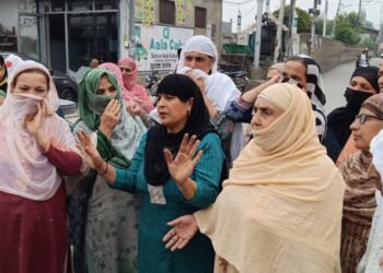 Water Crisis Hits Batmaloo, Residents Block Road in Protest